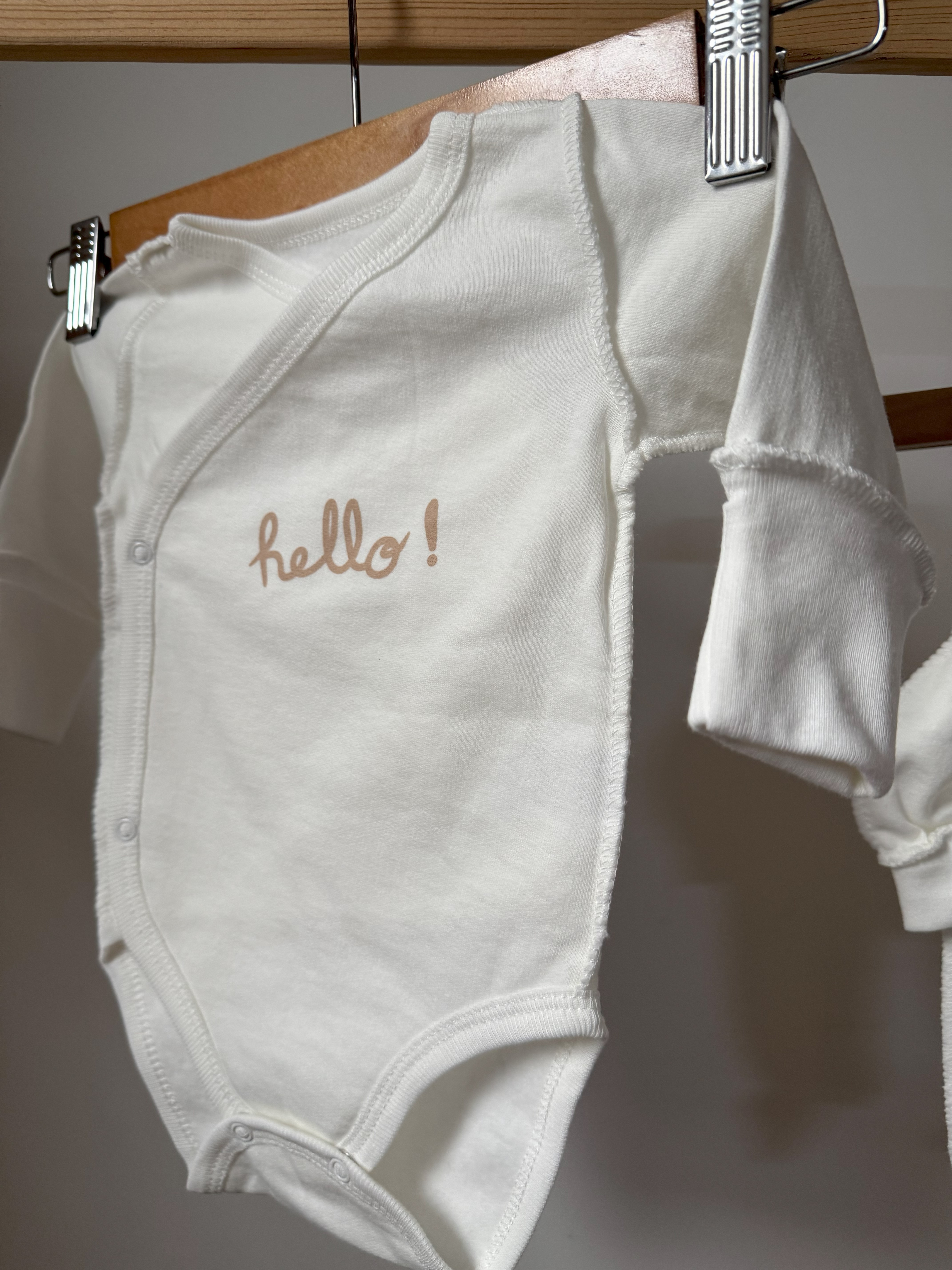 Комплект для новонароджених футер 56 боді, повзунята та шапочка - Фото 2 | Дитячий одяг Store Olivka