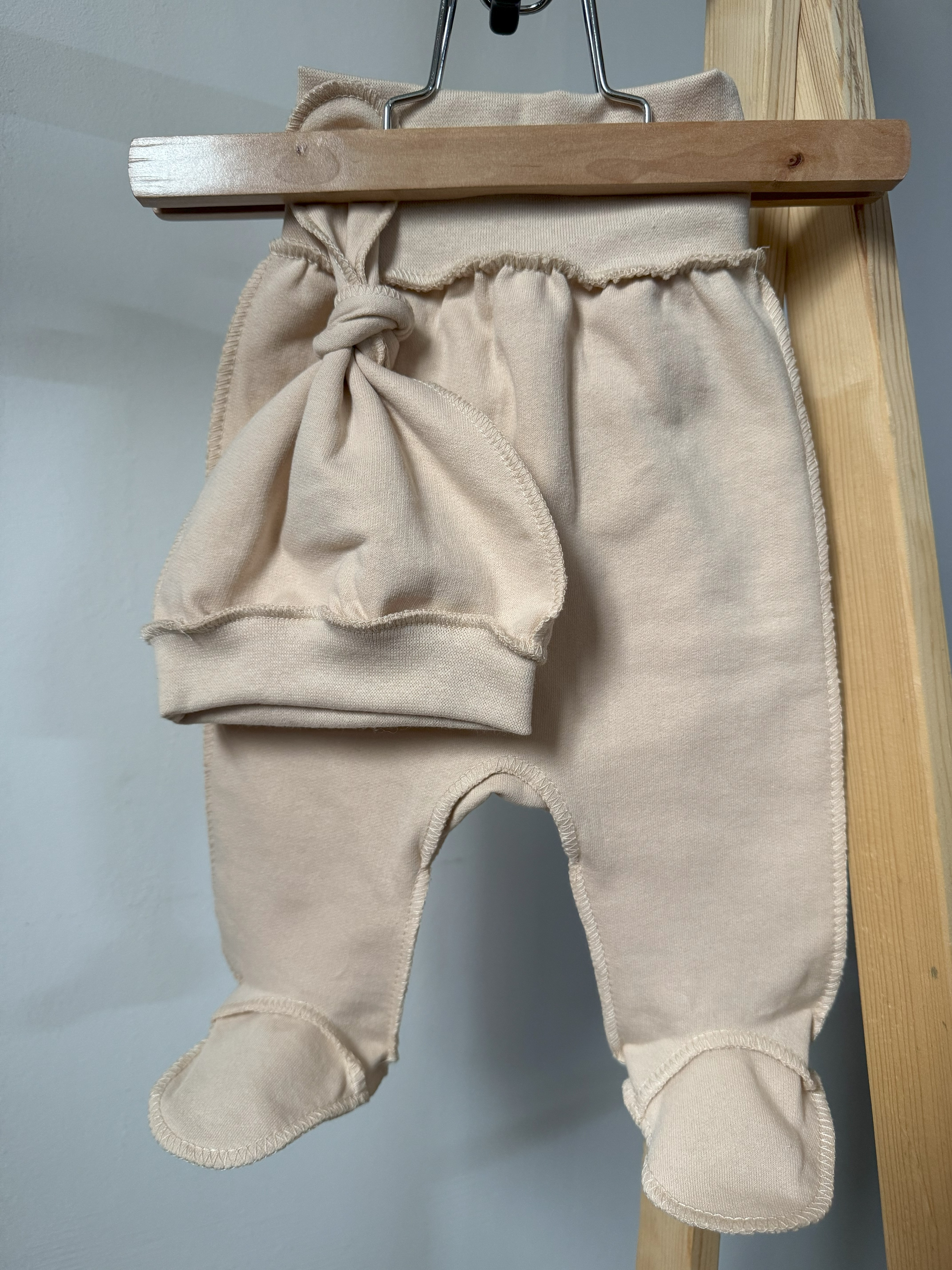 Комплект для новонароджених футер 56 боді, повзунята та шапочка - Фото 4 | Дитячий одяг Store Olivka